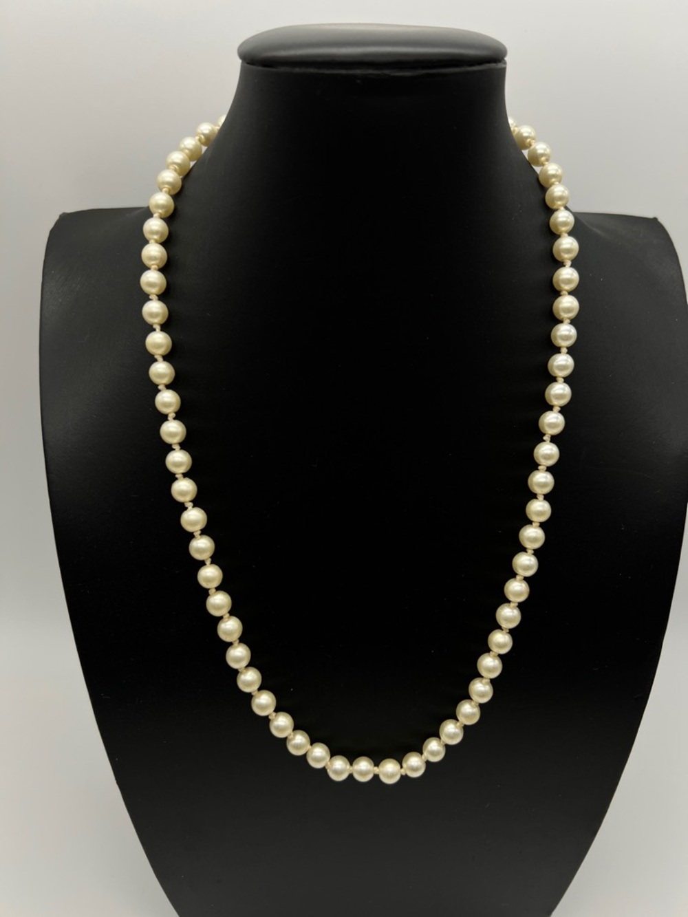 VINTAGE Faux Pearl Necklace • Creamy Ivory • Gold Tone • Classic